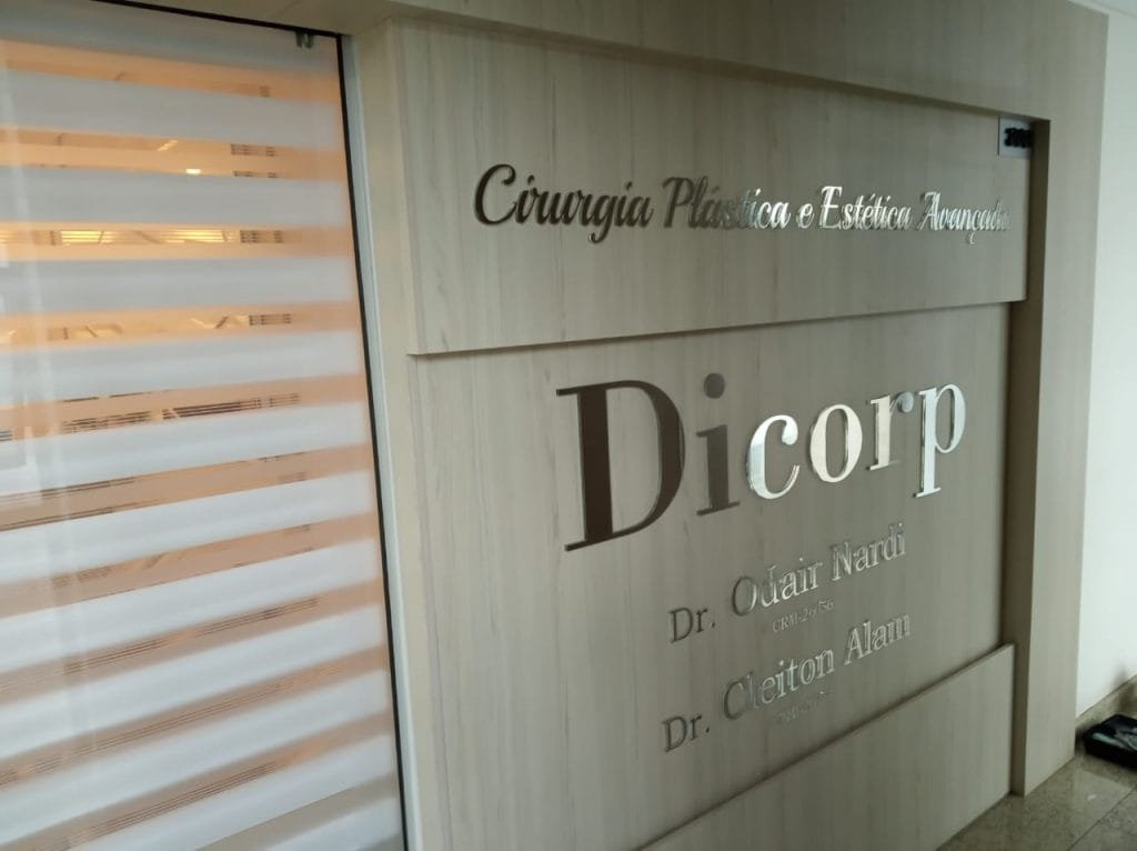 Letreiros em relevo Letreiros em relevo