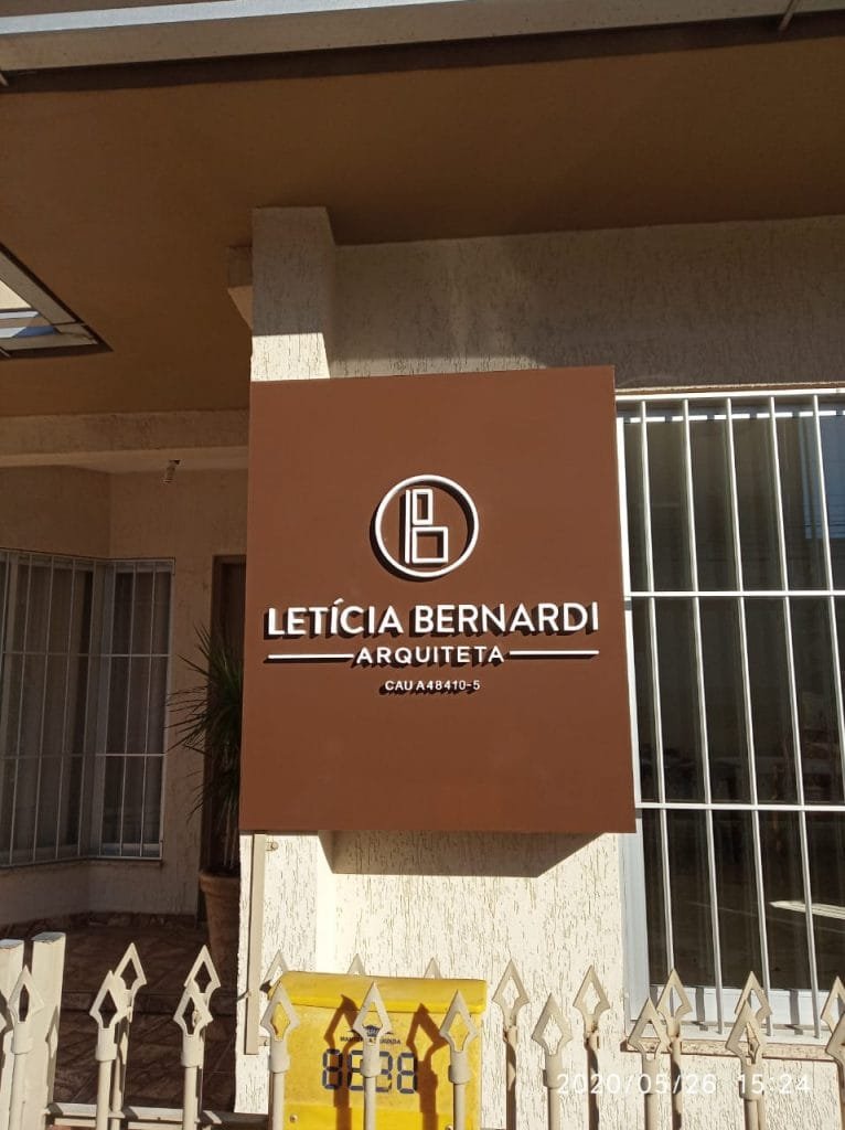 Letreiros em relevo Letreiros em relevo